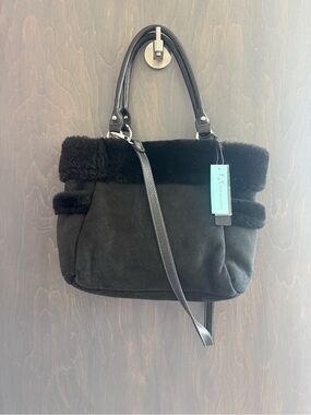 Aqua Madonna Black
Genuine Shearing Tote with Shoulder Strap